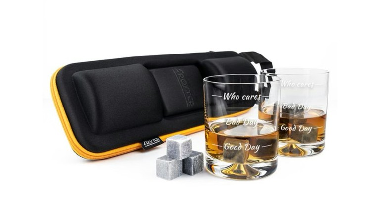Darčeková sada pre milovníkov whisky ako darček pre muža na produktovej fotografii.