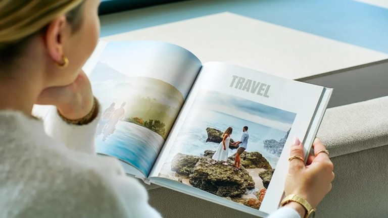 Klasická fotokniha Colorland s cestovateľskými fotografiami ako osobný darček plný spomienok na produktovej fotografii.