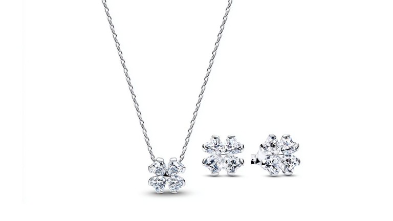 Pandora set Štvorlístok pre šťastie s náhrdelníkom a náušnicami ako elegantný darček pre ženu.