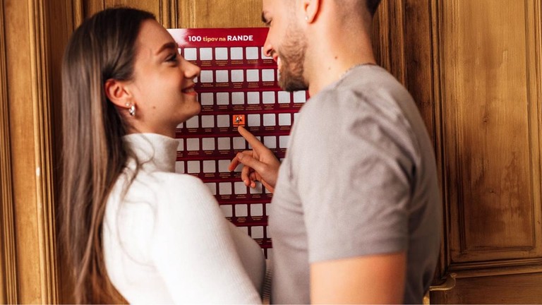 Stierací plagát Love List ako romantický darček pre pár, dvojica si vyberá tipy na rande zo stieracieho plagátu.