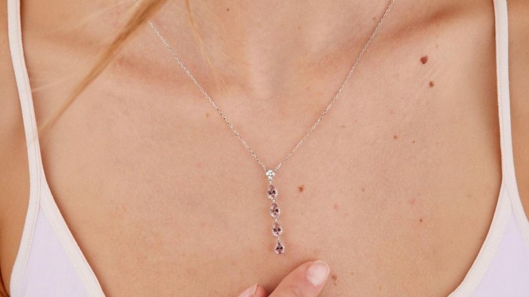 Strieborný náhrdelník Brosway Fancy Tender Pink s ružovo-fialovými kamienkami ako elegantný darček pre ženu.